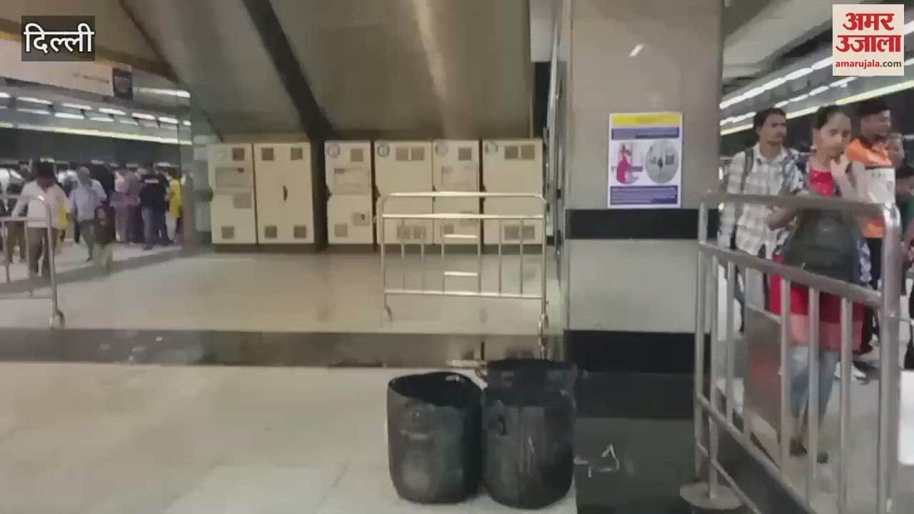 Due to rain in Delhi, water started dripping from the roof of Rajiv Chowk Metro Station