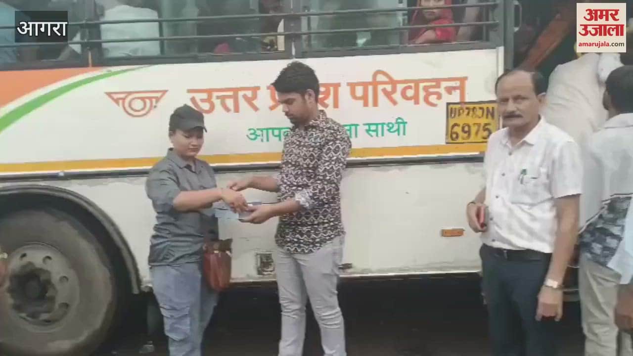 Female conductor tied Rakhi to her brother at bus stand