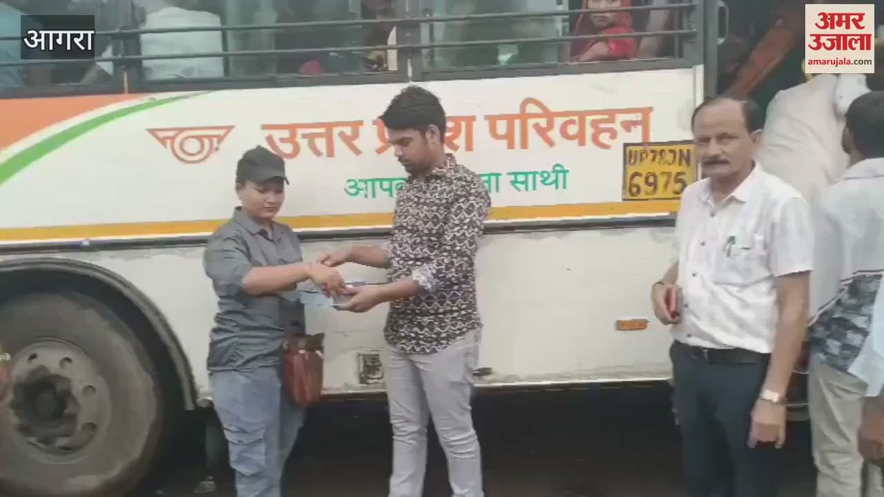 Female conductor tied Rakhi to her brother at bus stand