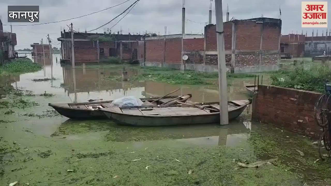water of the swollen Ganga river reached near the warning point