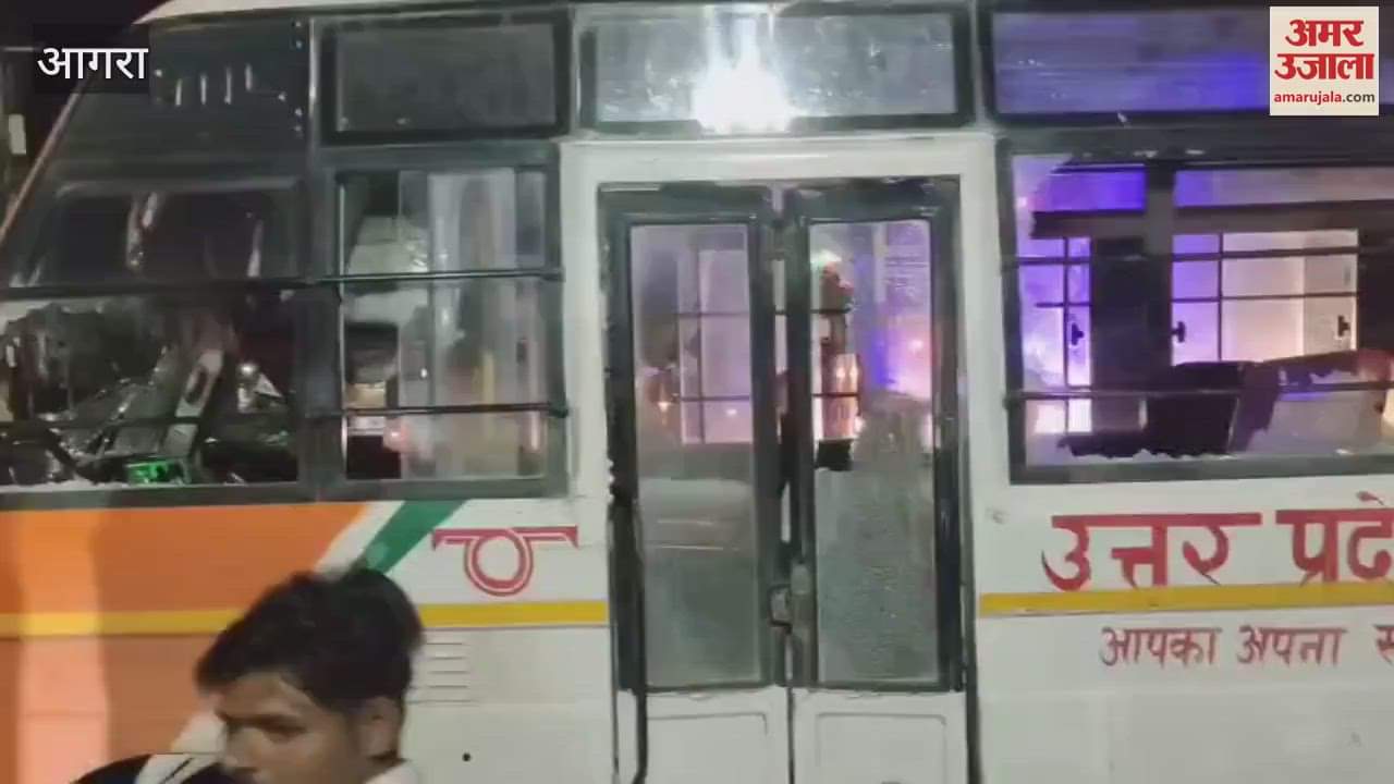 Two youths vandalized a bus carrying passengers in agra