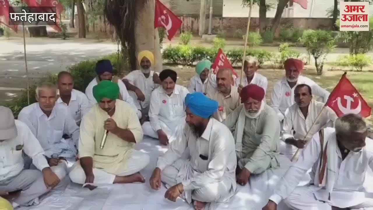 Communist Party demonstrated in Tohana, Fatehabad regarding their demands, gave a memorandum addressed to the President to the SDM