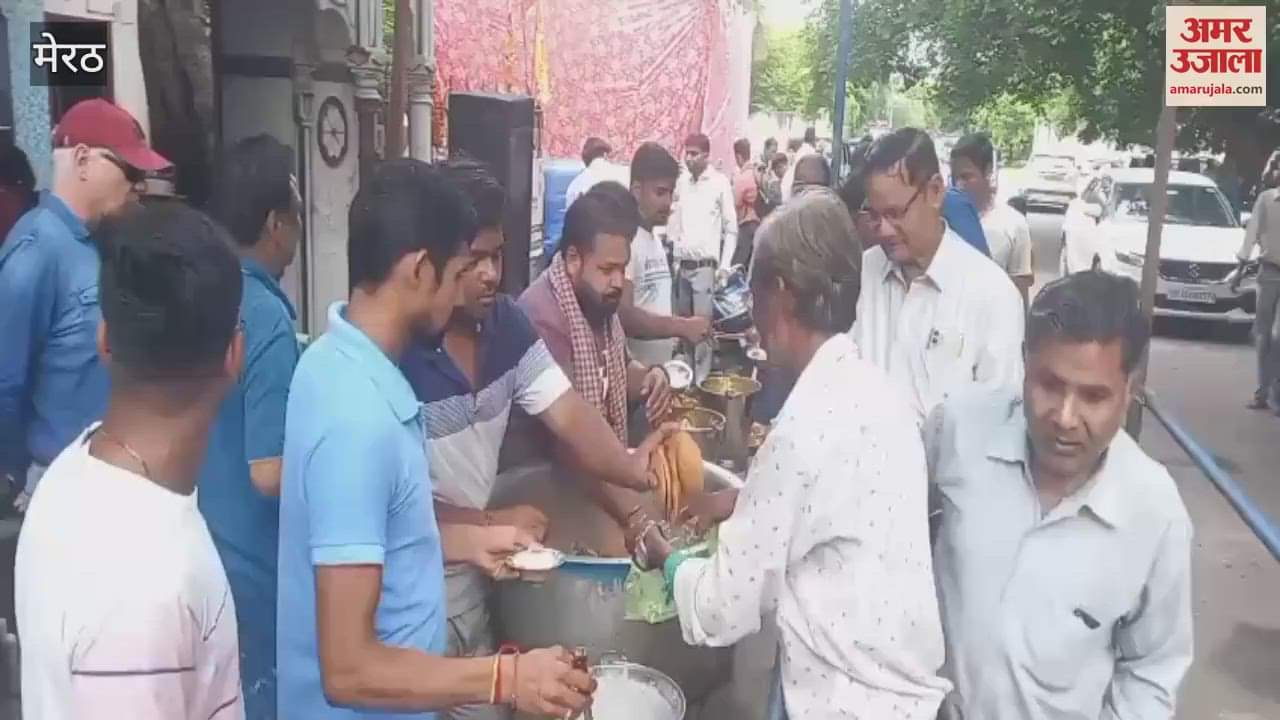 Meerut: Bhandara was organized in the Durga temple located in Rajban Bada Bazar during the month of Sawan