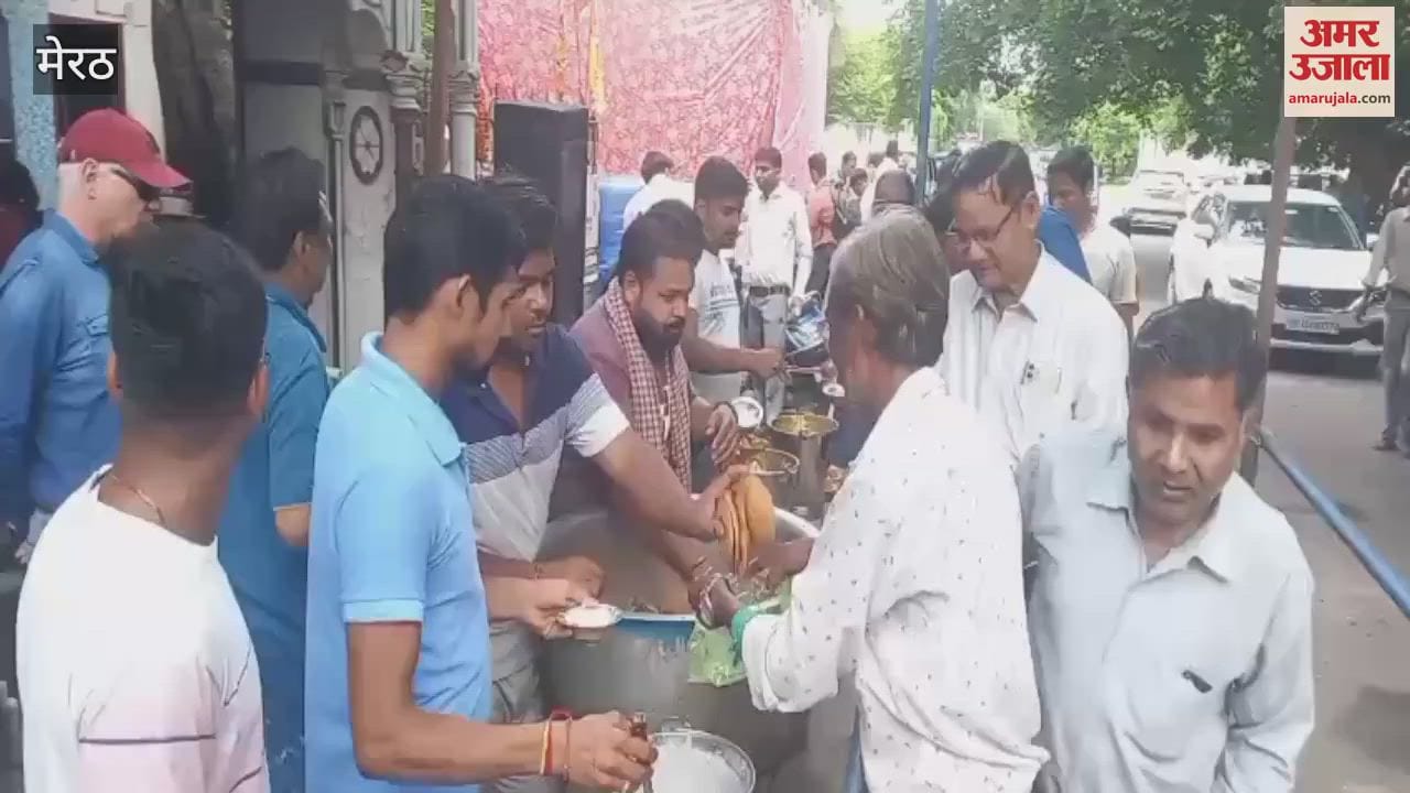 Meerut: Bhandara was organized in the Durga temple located in Rajban Bada Bazar during the month of Sawan