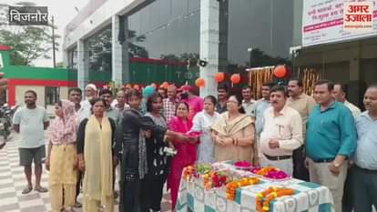 Bijnor: Sisters travelling on Rakshabandhan were honoured at the roadways depot