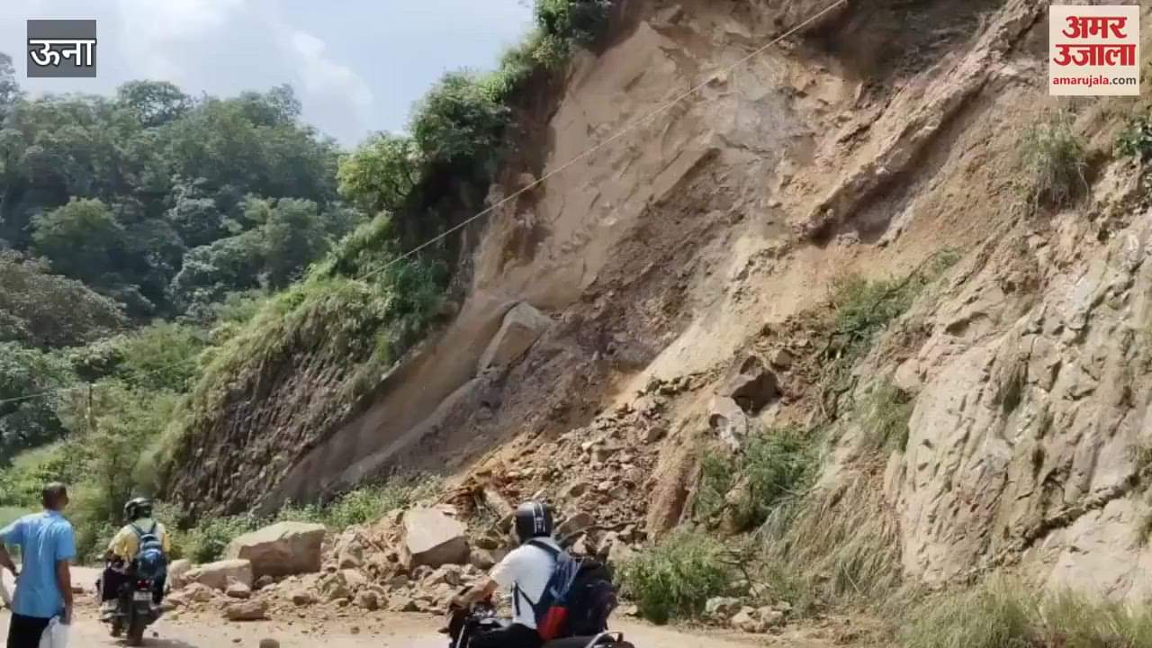 A piece of soil fell on the Una-Hamirpur main road traffic was not affected