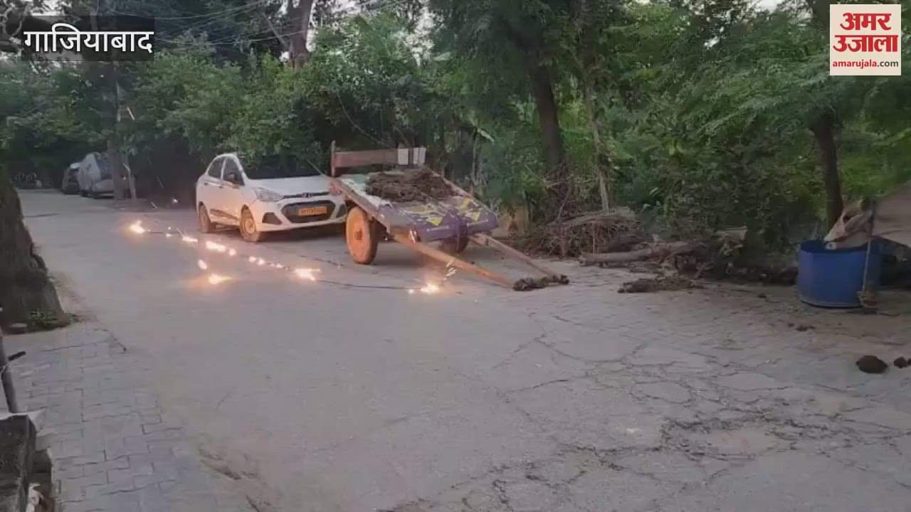 electric wire broke and fell on the road