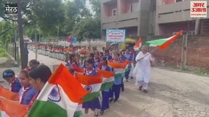 Meerut: Students of Shri Mallu Singh Arya Kanya Inter College took out a tricolor procession in Daurala