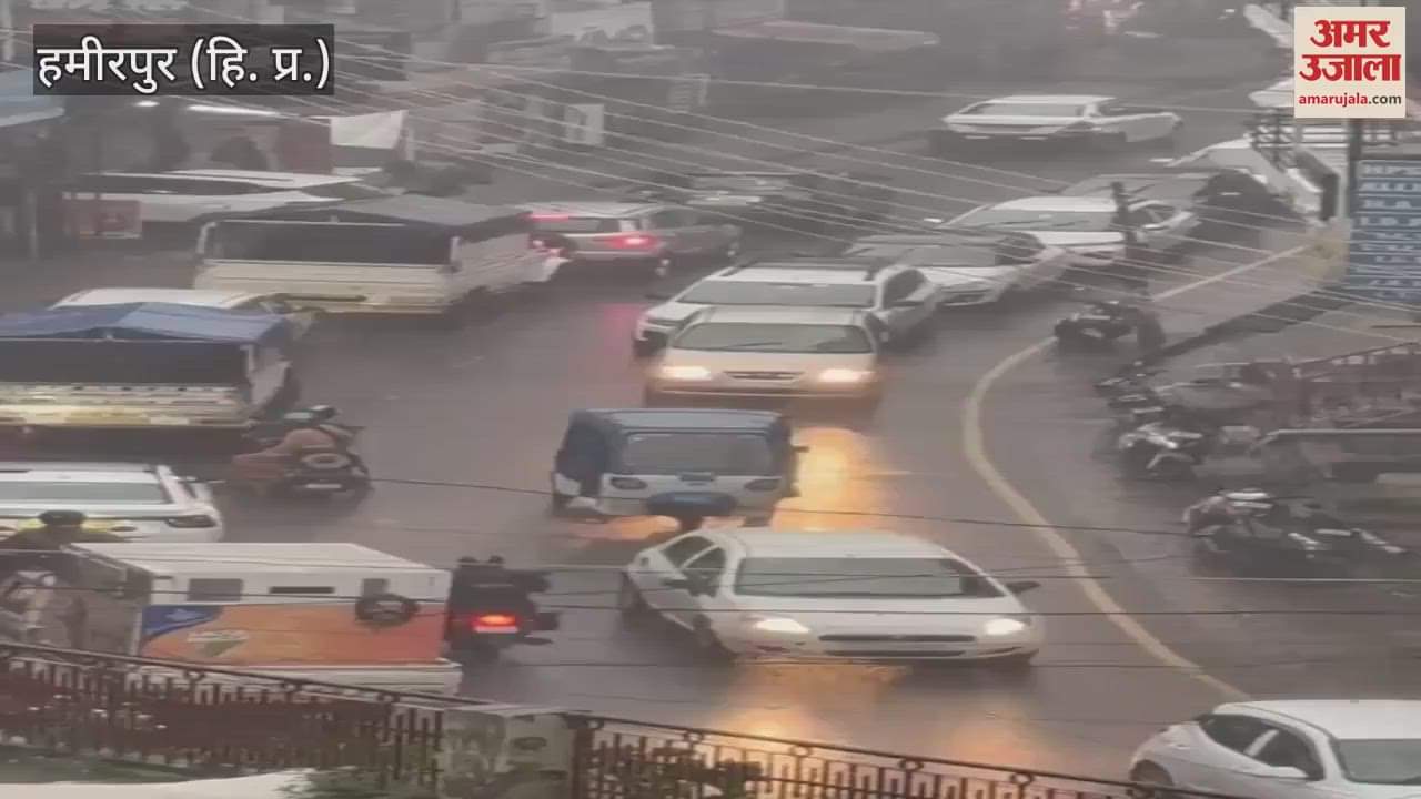 Hamirpur Crowds gathered for shopping on Rakshabandhan festival, traffic jam in the city amid rain