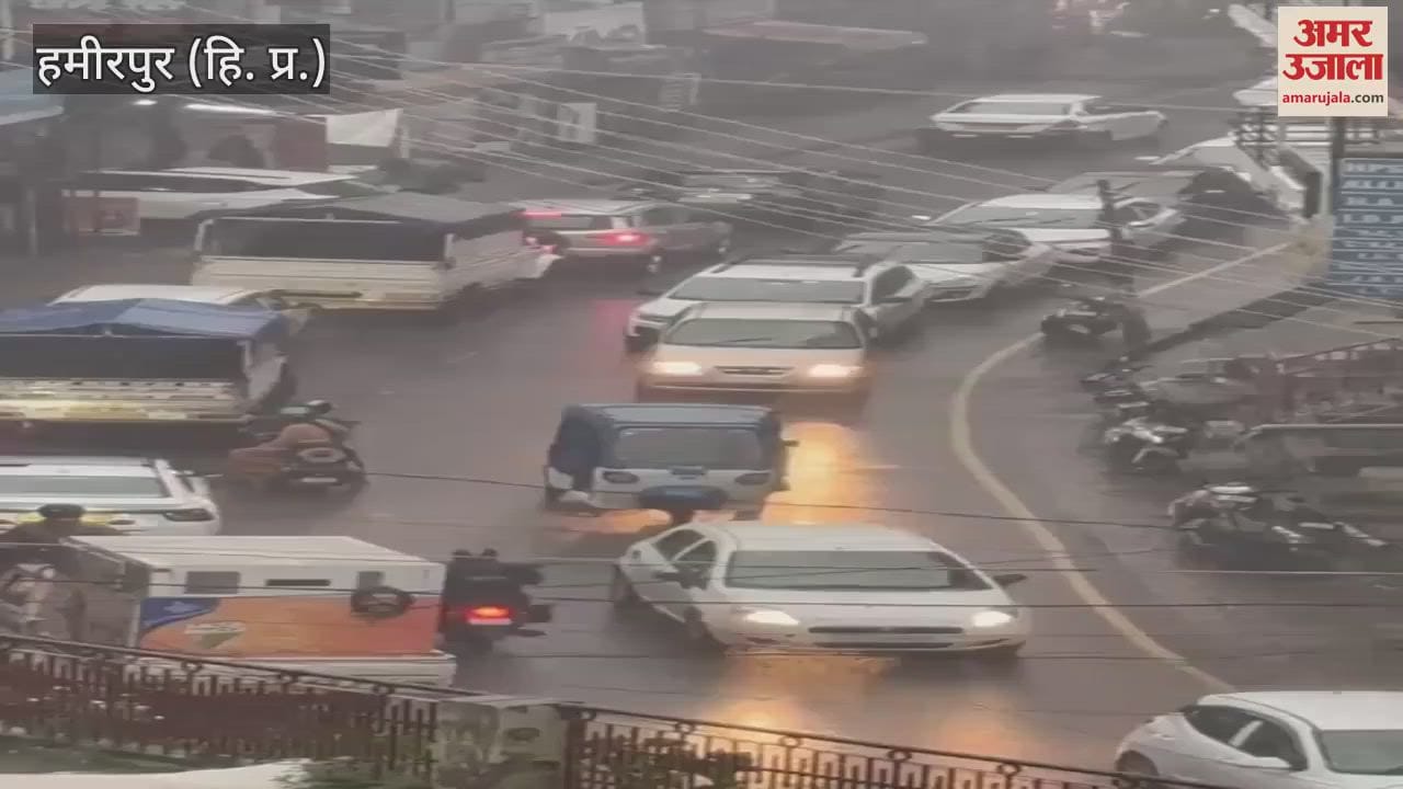 Hamirpur Crowds gathered for shopping on Rakshabandhan festival, traffic jam in the city amid rain