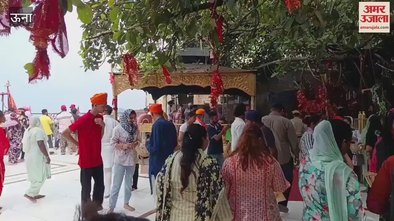 Una Crowd of devotees gathered at the court of Maa Chintapurni on Sunday
