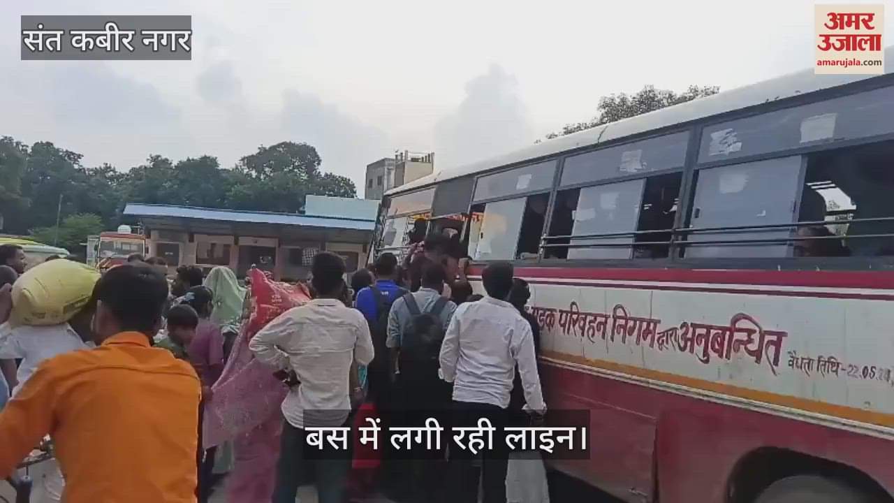 There was a crowd of sisters at the Mehdawal bus stand for the return journey