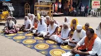 Sadhus and saints recited Hanuman Chalisa on the road in Dharamnagari