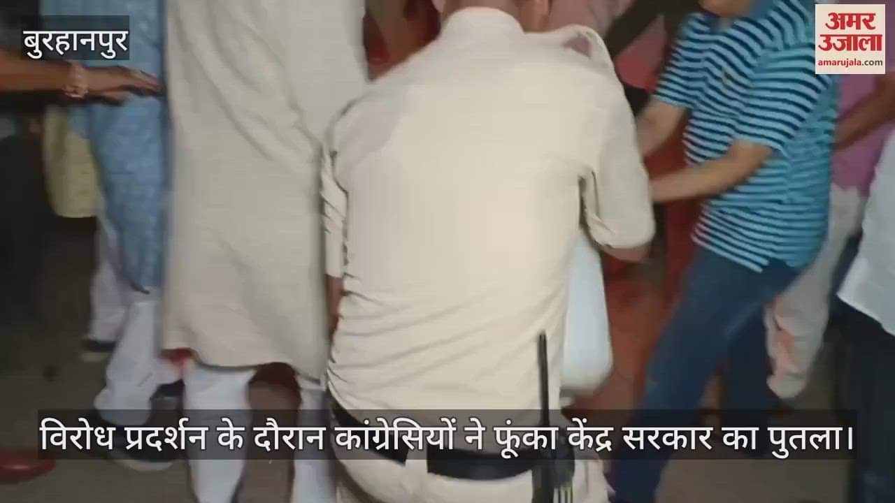 Congressmen burnt the effigy of central government against arresting of Rahul Gandhi