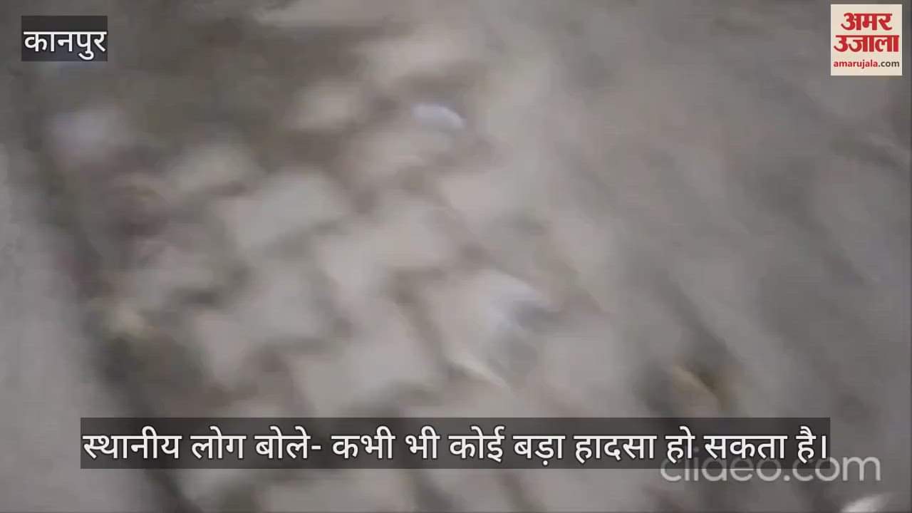 कानपुर में गुरुदेव चौराहे पर डंपर ने डाली गीली मिट्टी, राहगीरों को हो रही परेशानी…यातायात प्रभावित