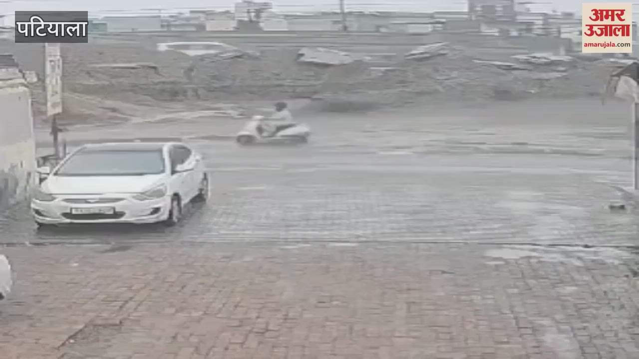 Pickup truck overturned on Delhi-Amritsar National Highway in Rajpura, jaggery scattered on the road