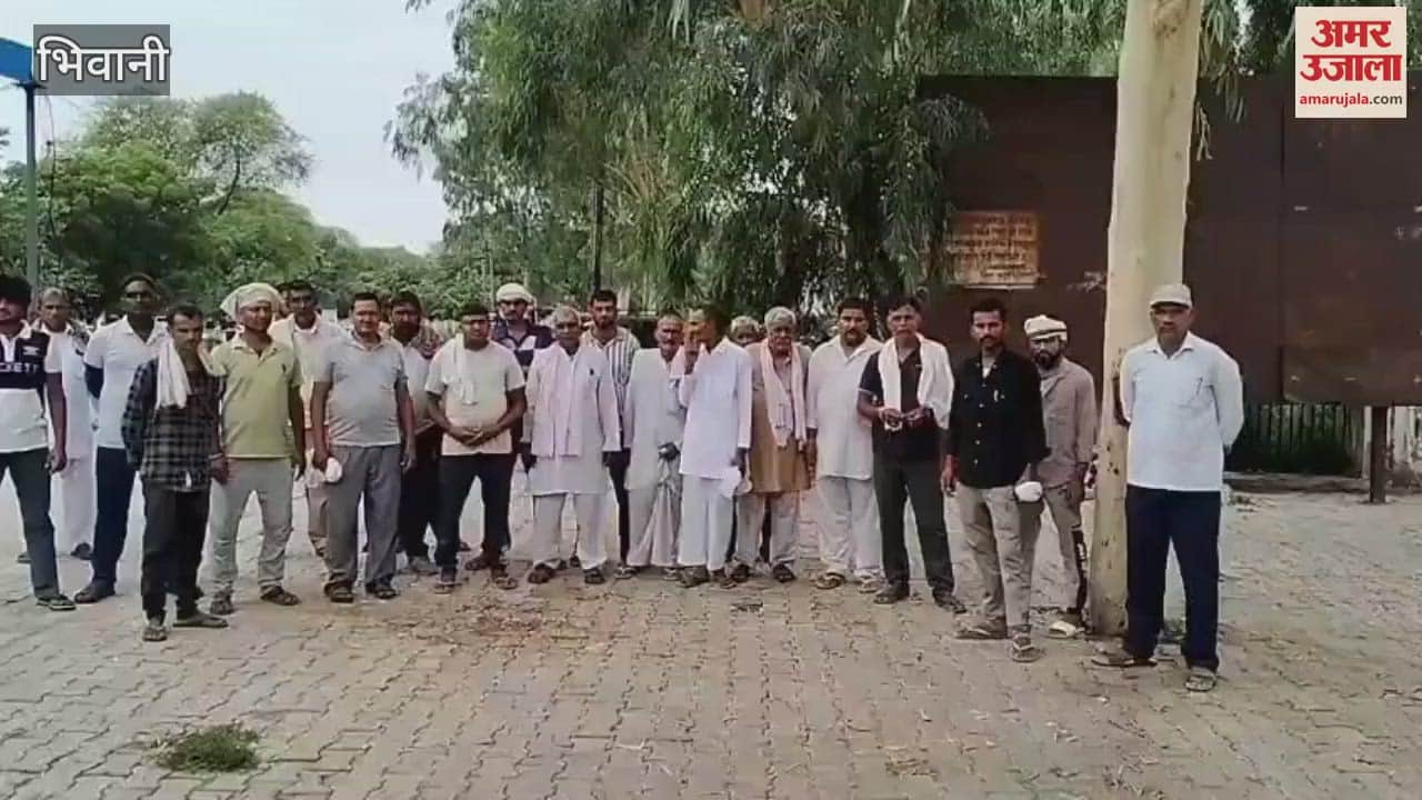 Farmers from six villages staged a protest outside the mini secretariat in Bhiwani over the shortage of fertilizers