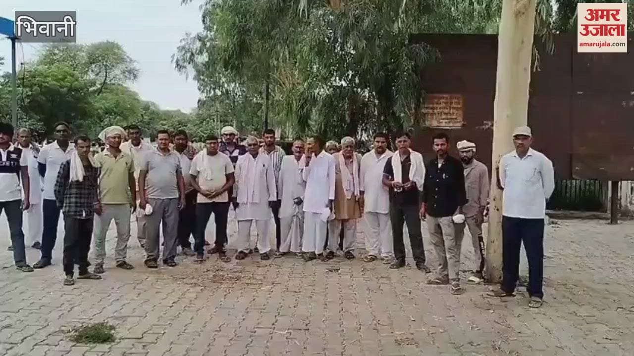 Farmers from six villages staged a protest outside the mini secretariat in Bhiwani over the shortage of fertilizers