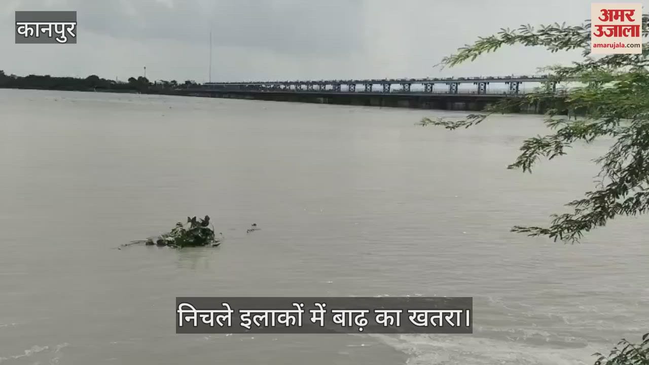 कानपुर के गंगा बैराज में जलस्तर बढ़ने से मिट्टी का कटान तेज