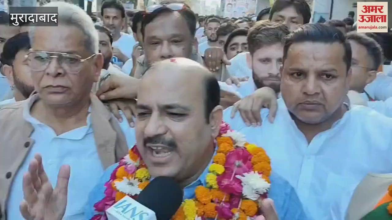 Congressmen took out a procession and paid tribute to the martyrs