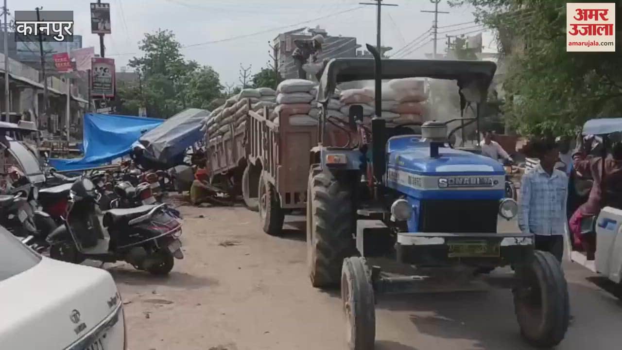 wheel of a moving tractor came off on Kalyanpur New Shivli Road and entered a shop