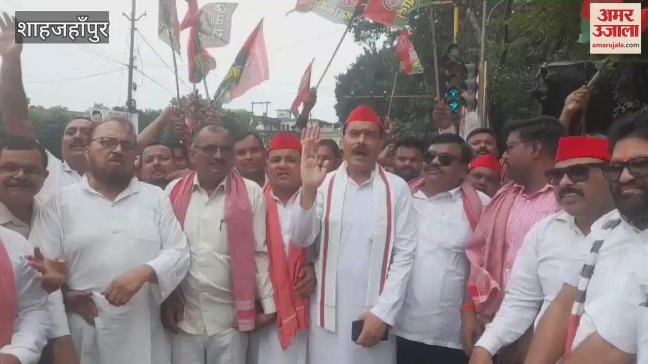 SP protest against the black marketing of fertilizers and power cuts in Shahjahanpur