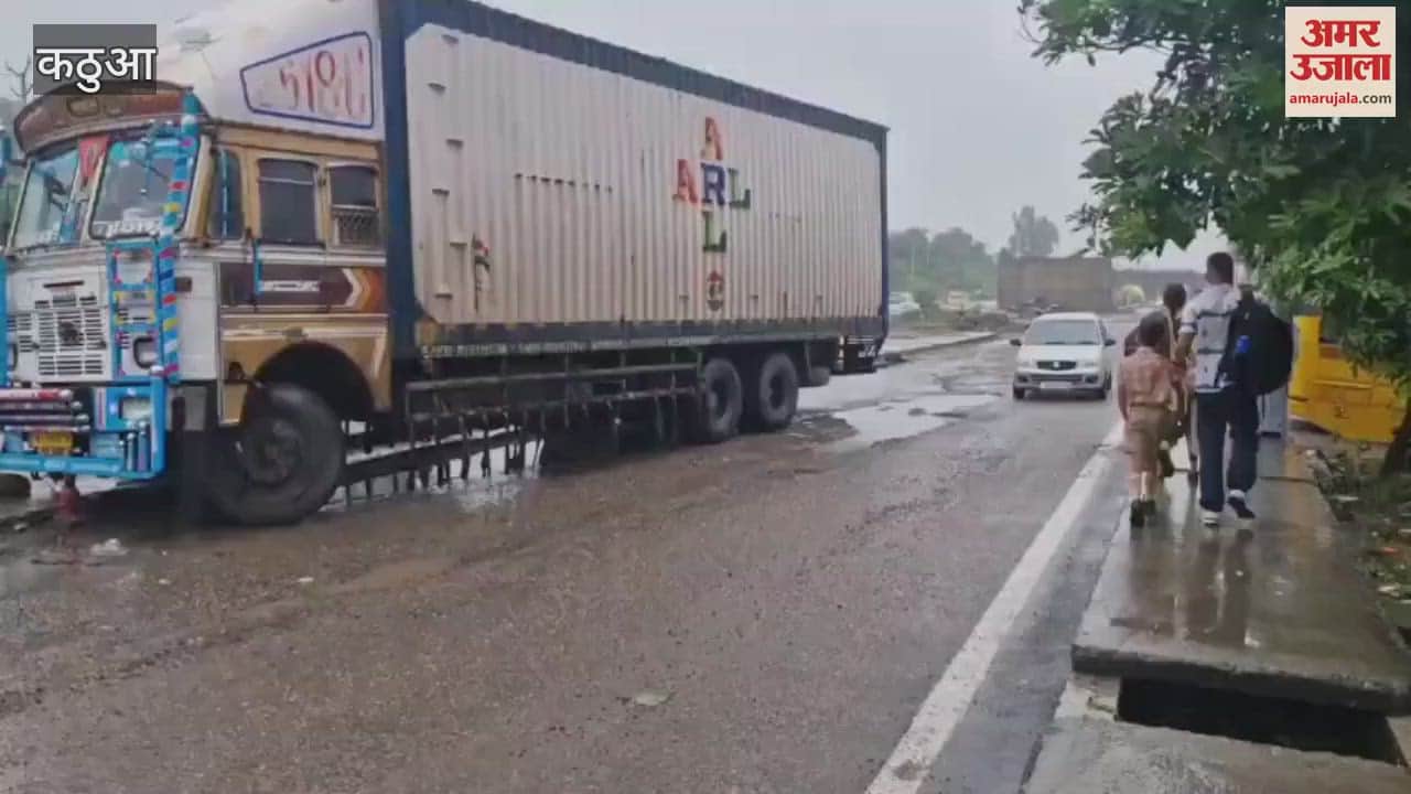 Service lane in Kathua became a problem, container accident caused jam, school bus also got stuck