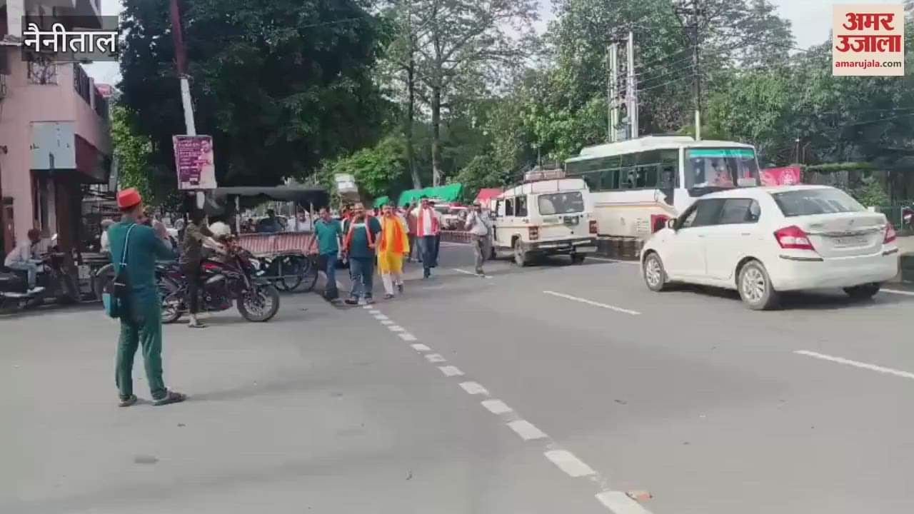 Pahadi Army protest near Haldwani Municipal Corporation intersection and burnt the effigy of the police inspector