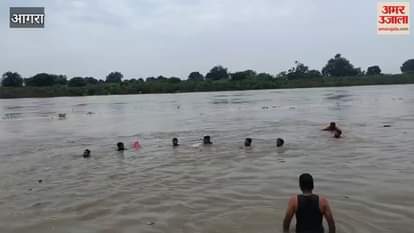 Teenager swept away in the swollen Yamuna at Bateshwar Ghat