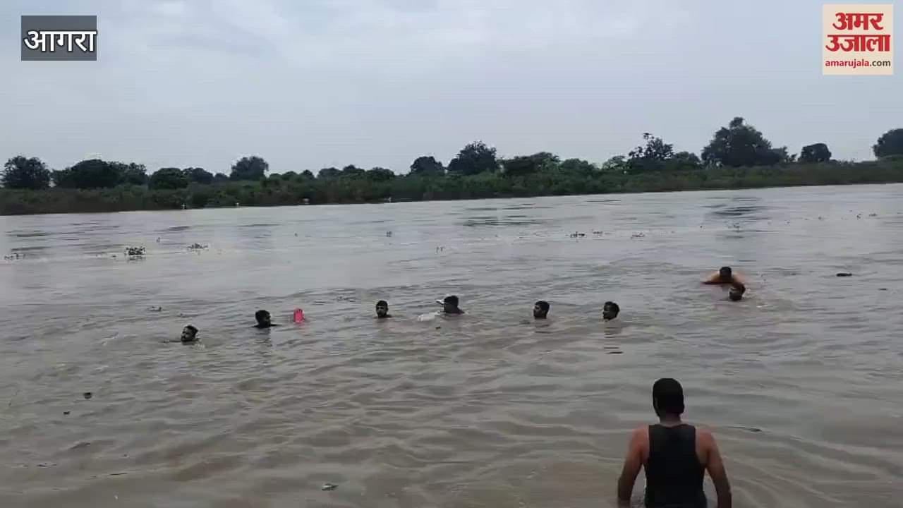 Teenager swept away in the swollen Yamuna at Bateshwar Ghat