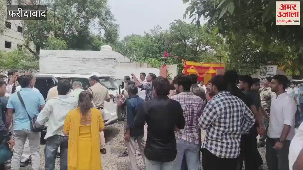 Protest started in corporation headquarters over  names of senior deputy mayor and deputy mayor