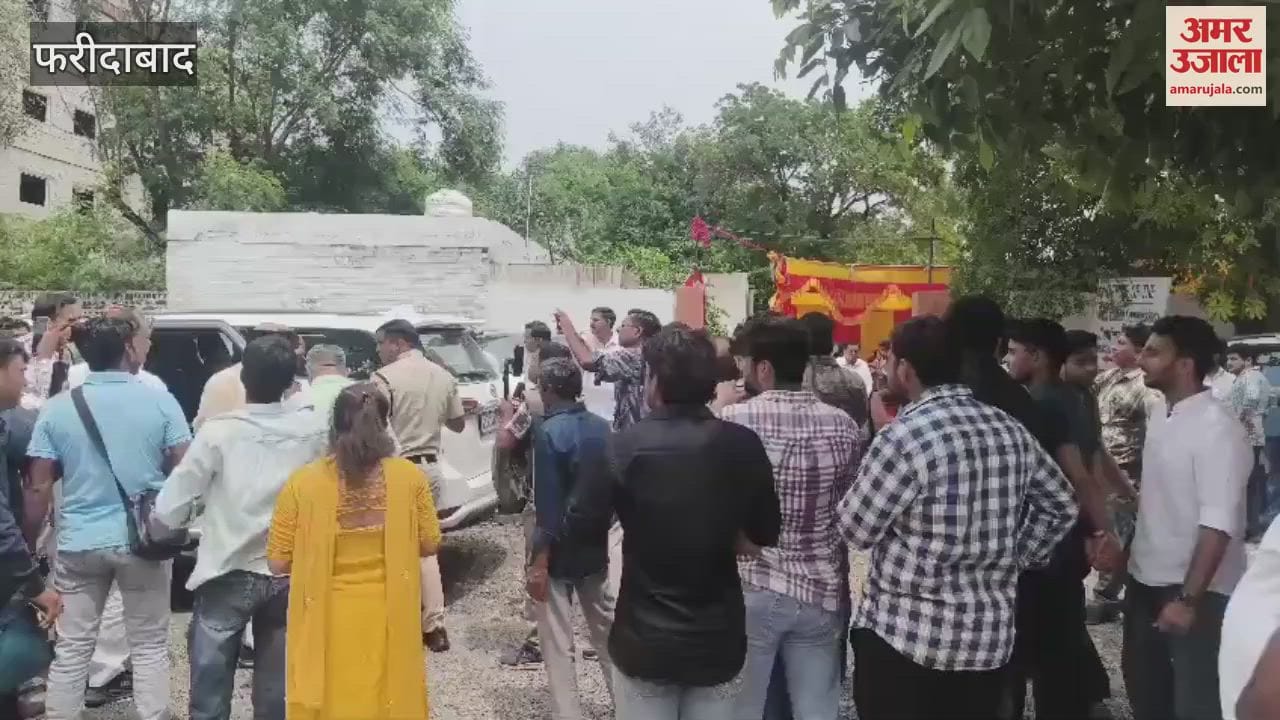 Protest started in corporation headquarters over  names of senior deputy mayor and deputy mayor