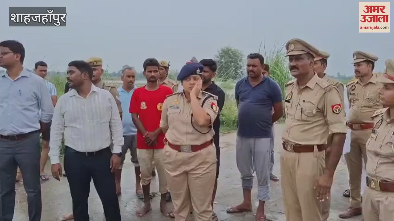 traffic on Jarianpur-Dhaighat road was closed due to floods in Shahjahanpur
