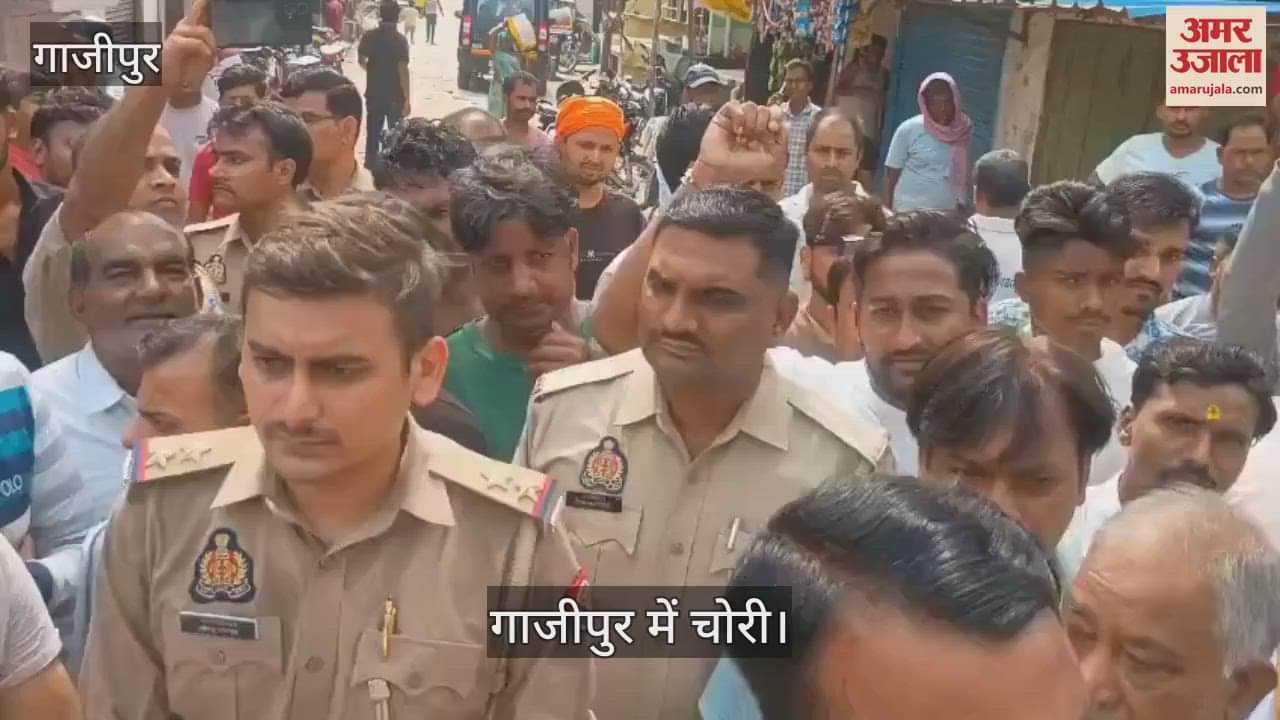 Villagers angry about theft incident and blocked road in ghazipur