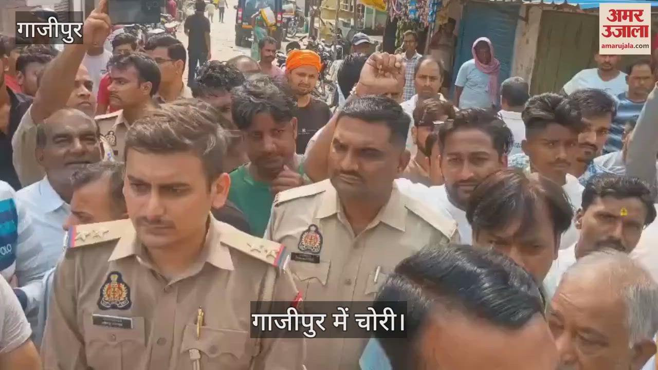Villagers angry about theft incident and blocked road in ghazipur