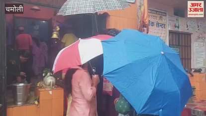 Karnaprayag Despite the rain on the last Monday of Sawan, a huge crowd of devotees gathered at the Shiva temple