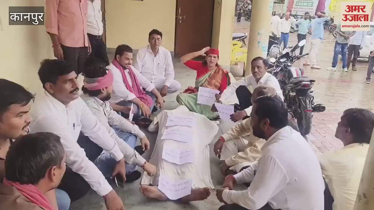 SP supporters raised slogans against the BJP government and the Election Commission