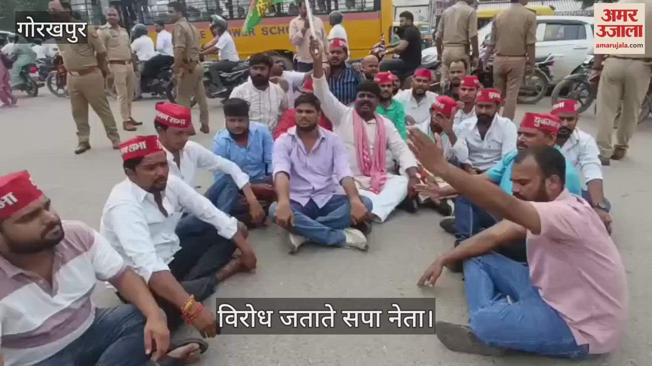 Akhilesh's arrest in Delhi, SP leaders protest