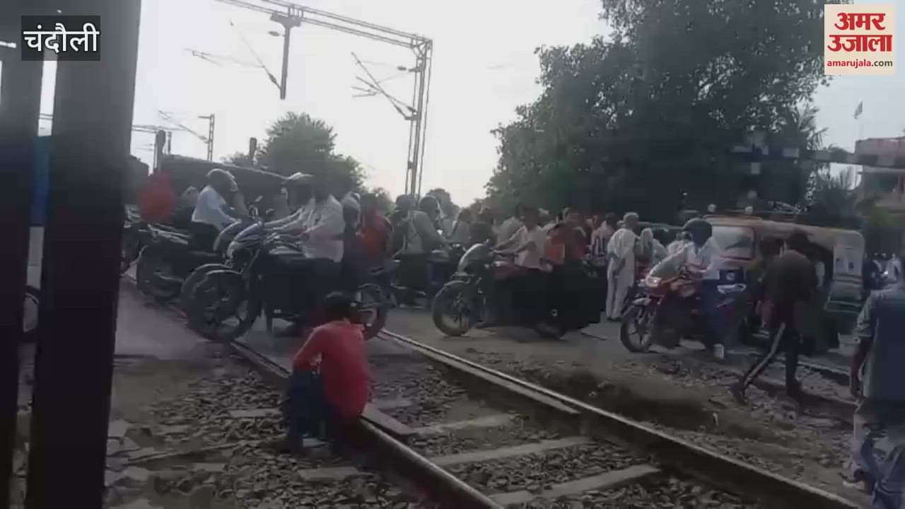 Railway gate broke due to truck collision traffic jam continued for 40 minutes