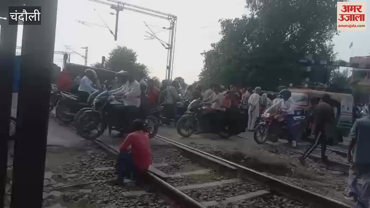 Railway gate broke due to truck collision traffic jam continued for 40 minutes
