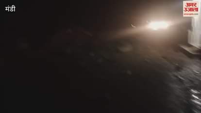 Mandi Stones fell on NH at Jogni turn vehicles narrowly escaped getting hit