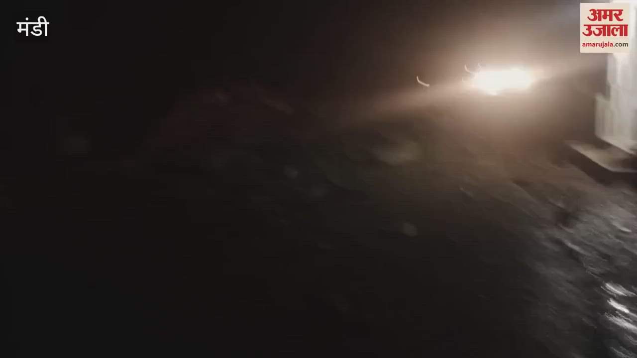 Mandi Stones fell on NH at Jogni turn vehicles narrowly escaped getting hit