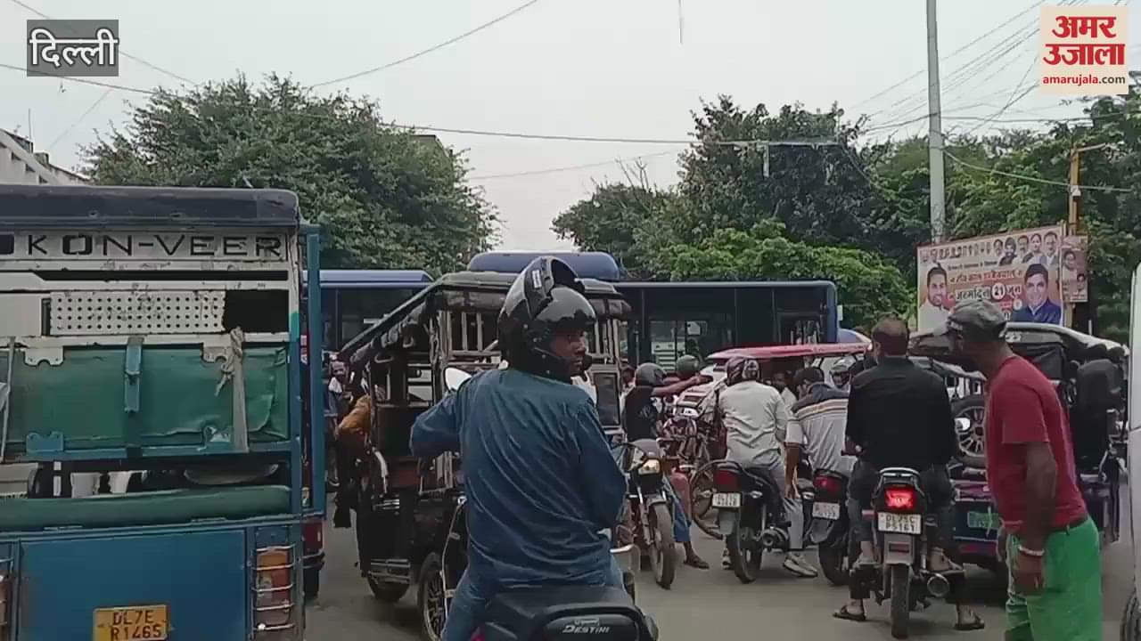 Huge traffic jam at number 15 crossing in Trilokpuri East Delhi