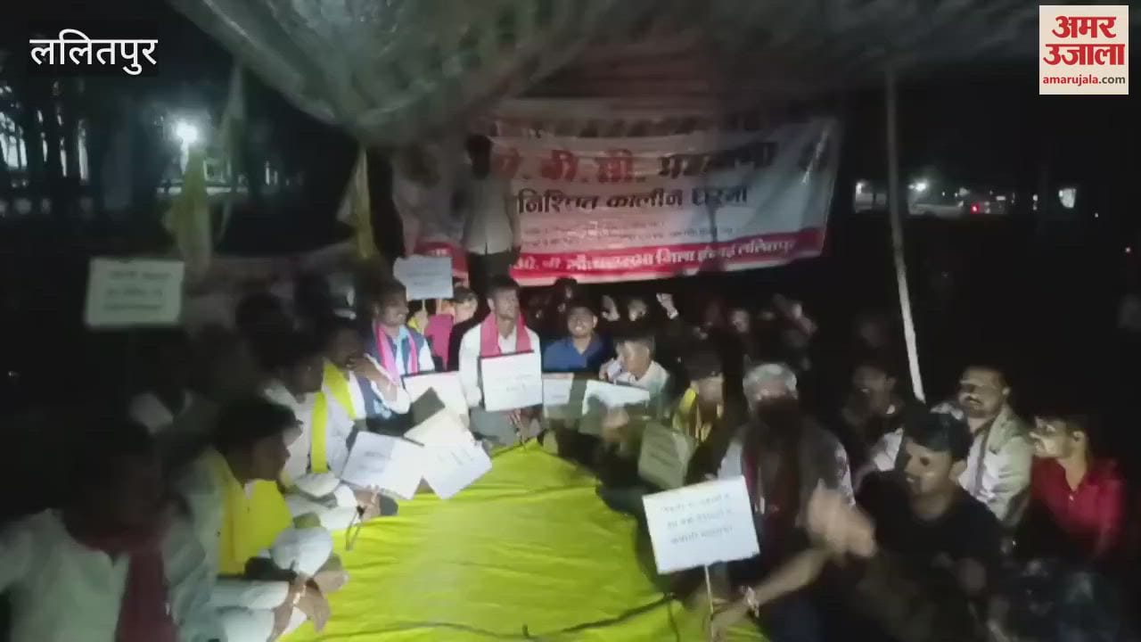Lalitpur: OBC protest at the collectorate gate, agitation over five point demands