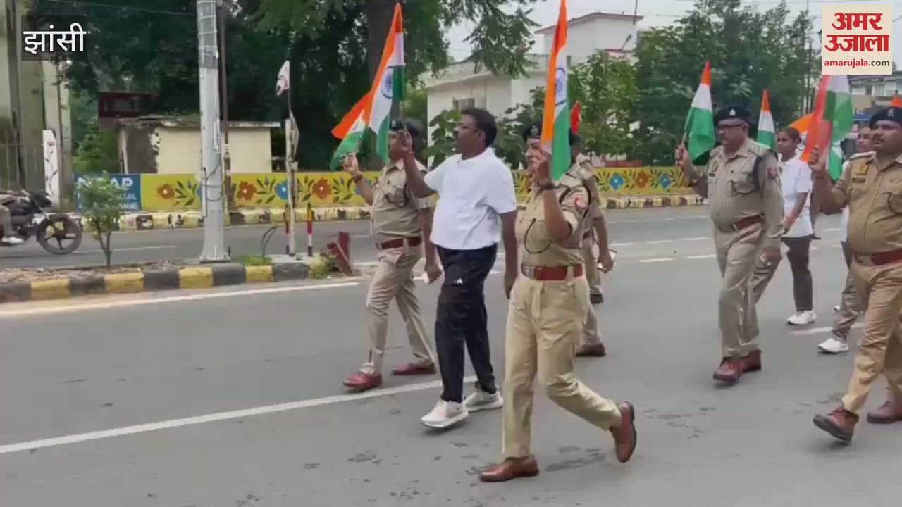 Jhansi: Khaki came out on the streets with tricolor in their hands