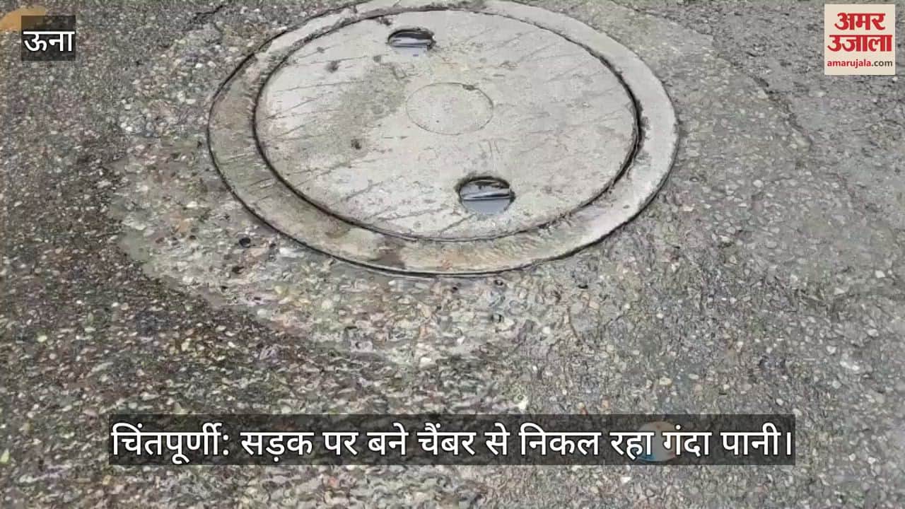 Dirty water is coming out from the chamber built on the road, problem is being faced on Mandir Road for the last ten days