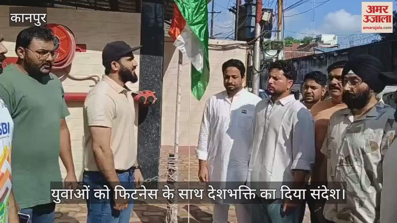 कानपुर में क्रिकेटर कुलदीप यादव ने किया ध्वजारोहण