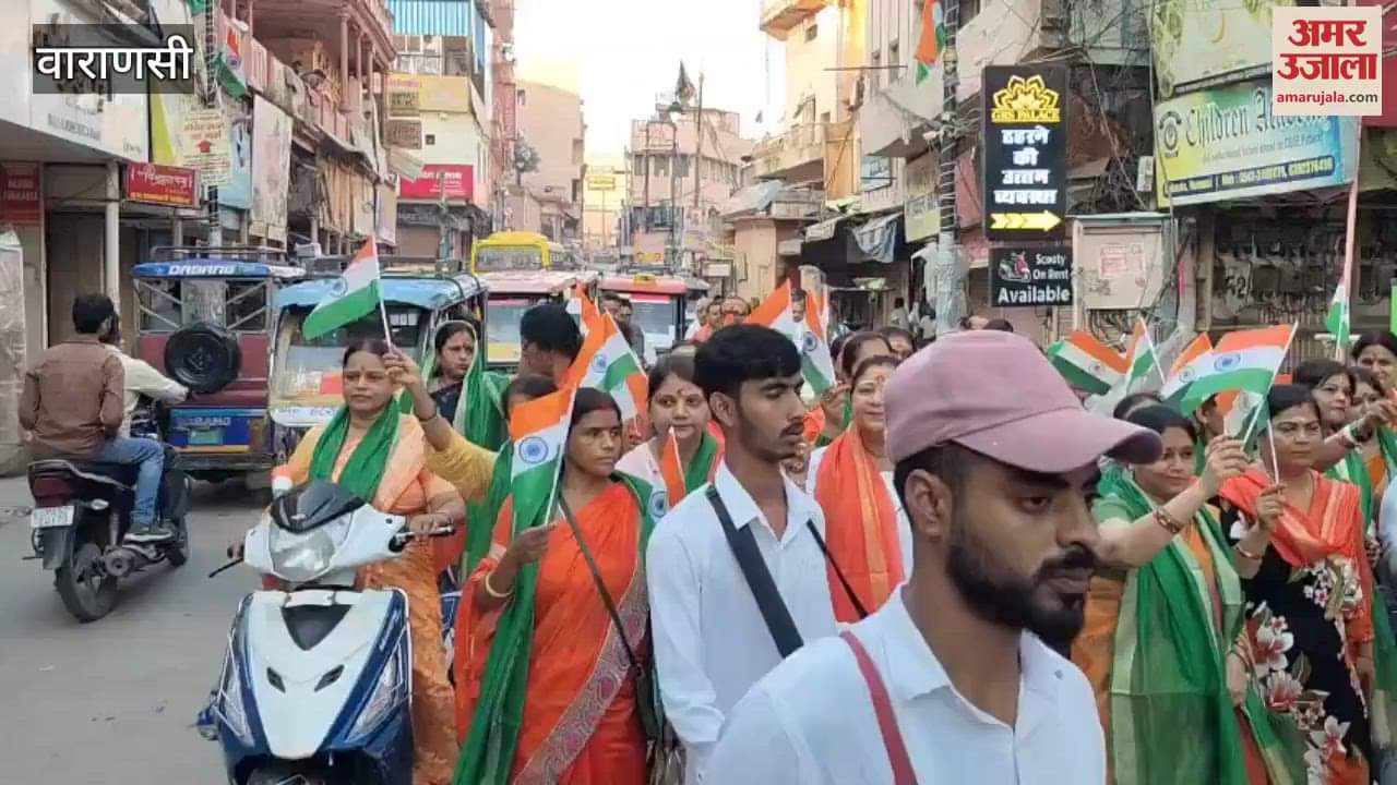 Devotees of Kashi Vishwanath took out a tricolor procession