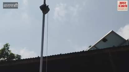 indian flag hoisted in BHU students professors and staff including VC saluted