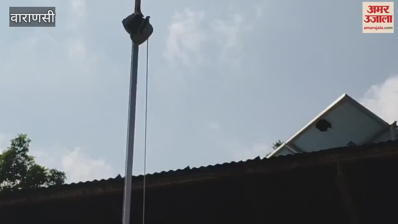 indian flag hoisted in BHU students professors and staff including VC saluted